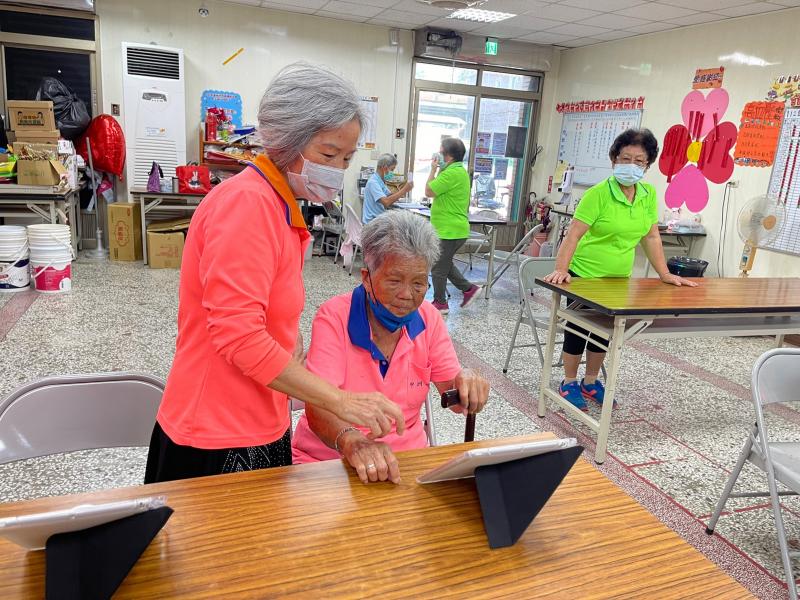 地點: 旗山DOC行動分班(中洲社區)
右邊那位阿嬤今年94歲，這是他第一次接觸平板，
和她的好姊妹一起用平板拍照，一起玩平板小遊戲!