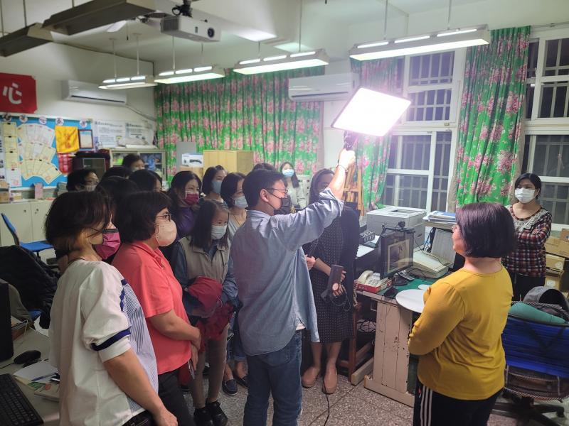 除了學會手機照相功能的操作，學員也學習運用光線完成拍攝。