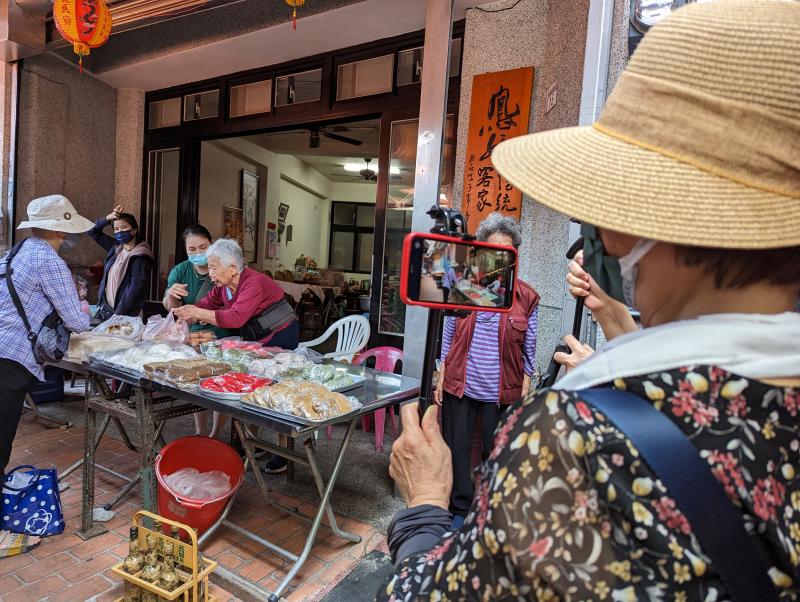 拍攝地點 :新竹縣新埔鎮／新埔 DOC
新埔 DOC 透過縮時攝影，將新埔第一市場的攤販們努力的身影全都收藏。