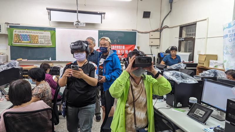 拍攝地點：新埔 DOC 教室/新埔 DOC
新埔 DOC 開設 〔AR、VR、MR 入門〕，戴上眼鏡就可以環遊世界，學員對於數位帶來的新體驗感到十分新奇。
 