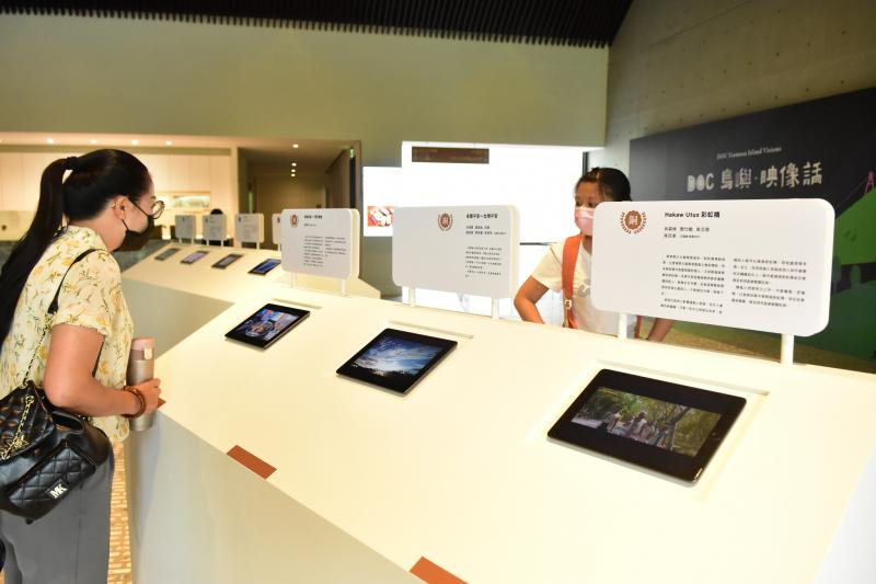 民眾觀賞影片組作品。