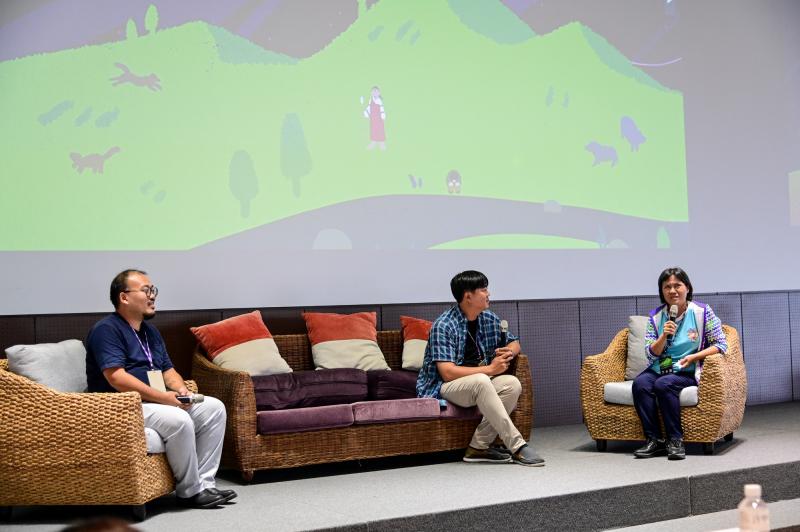 中興社區丁小茵前總幹事透過《紙憶人生》回憶中興紙廠的歷史。