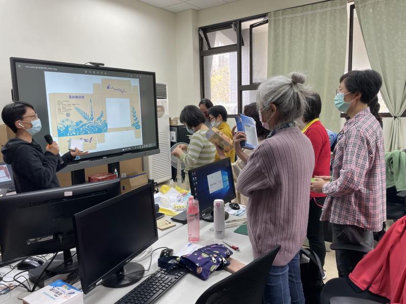 講師向學員講解螢幕與印刷色差。