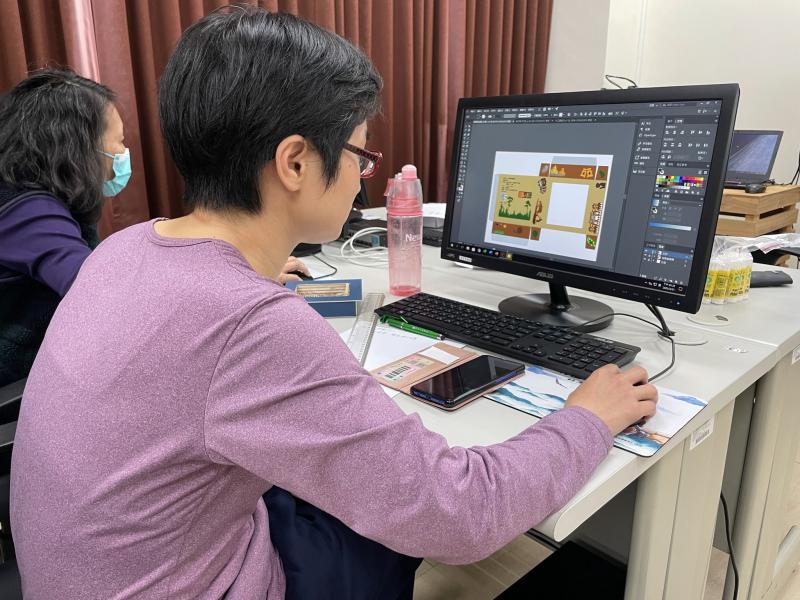 學員透過電腦設計排版，再將包裝盒設計輸出印刷。