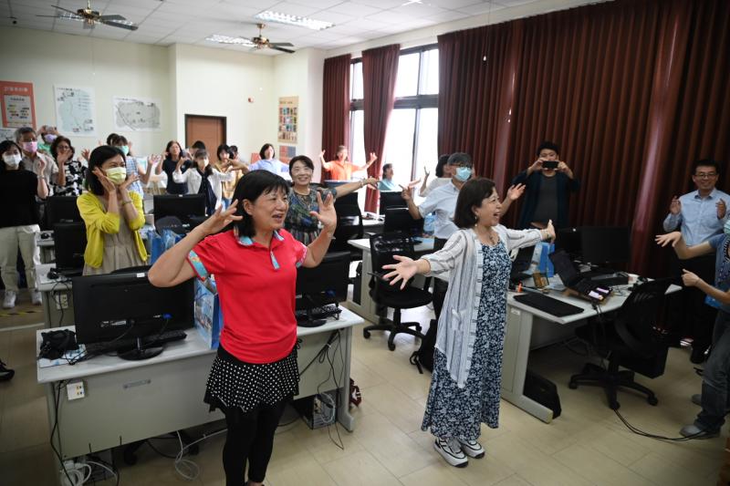 學員帶領全場動一動。