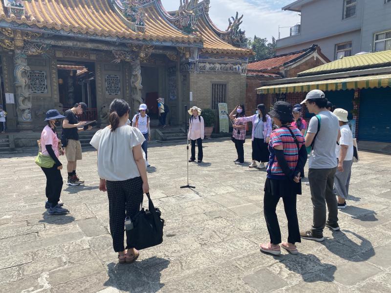 拍攝地點 : 北埔慈天宮
為了讓北埔老街的歷史能身歷其境的被分享，學員一起學習相機操作拍攝。