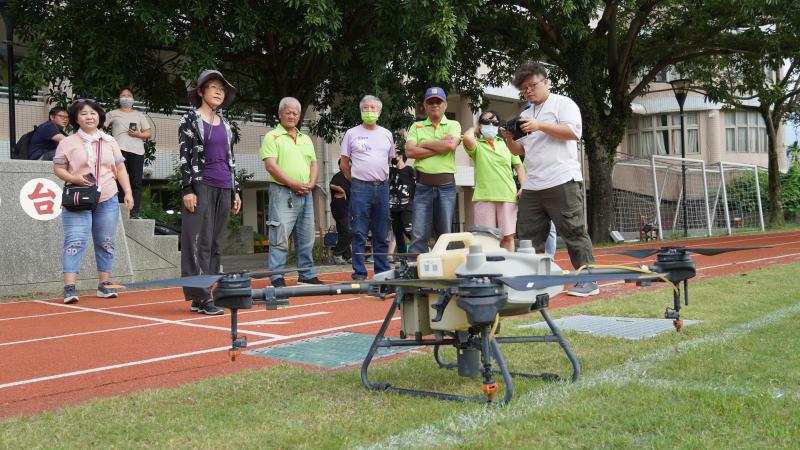由於台灣農村人口老化，加上人力大幅短缺，農業生產力受到嚴重衝擊，水里DOC開設空拍機與植保機課程，除了體驗新型科技外，也讓民眾了解植保機在農業中帶來了多方面的效益。
