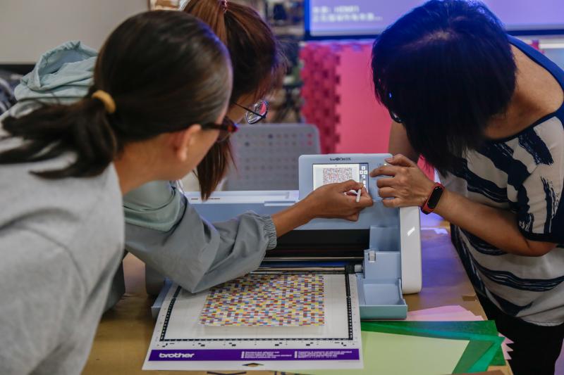 豐濱DOC開設數位工藝課程，講師教導學員使用裁紙好幫手－裁藝機。
