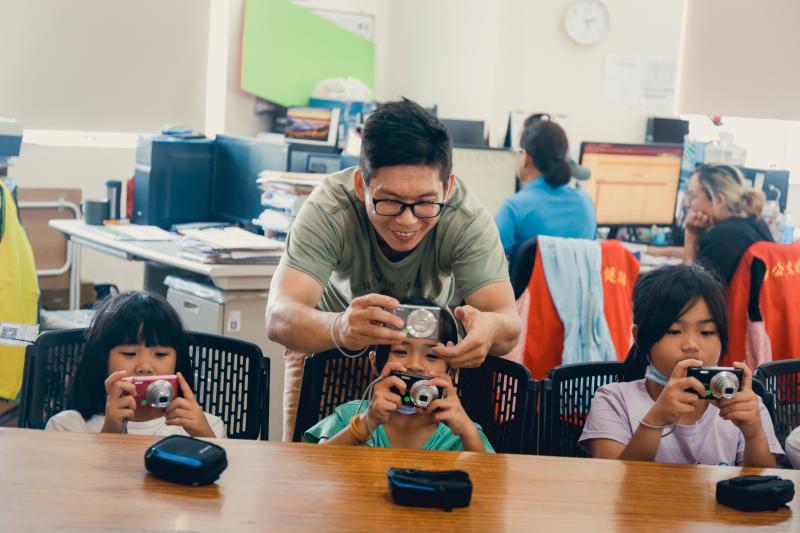 豐濱DOC開設小攝影師攝影課程，小朋友們很開心地跟著老師一起學習相機操作。