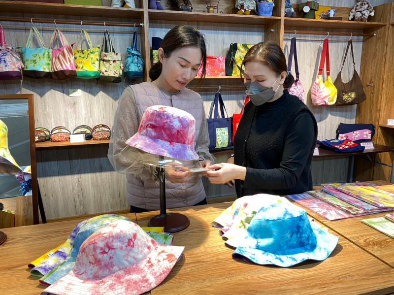 瑞穗DOC邀請業師帶入色彩美學，除了課程之外也協助在地產業靚染工坊商品調整諮詢。