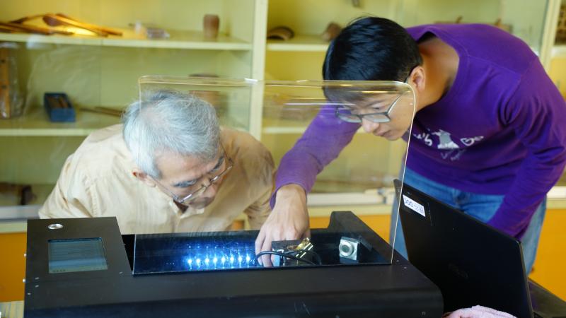 鹿谷DOC開設鐳雕科技體驗課程，課程中藉由講師的引導，減低學員對新興科技的陌生感。
