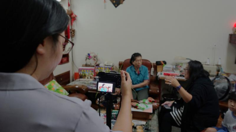 為了深入瞭解DOC學員參與數位學習背後的故事，國姓DOC至素珠阿姨家居處採訪她的生命經驗，作為日後DOC學員創作故事的題材。