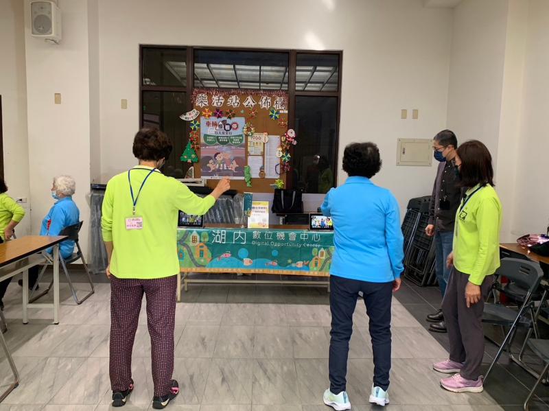 關懷據點的長輩們體感互動