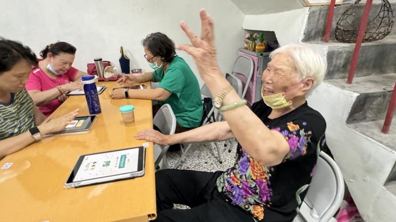 93歲婆婆玩遊戲過關超級開心