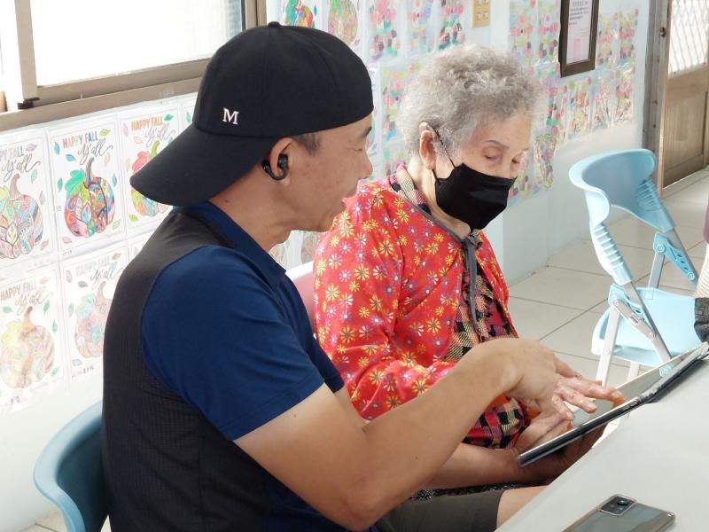 課程中感人的畫面，兒子陪著98歲媽媽一起上DOC課程。