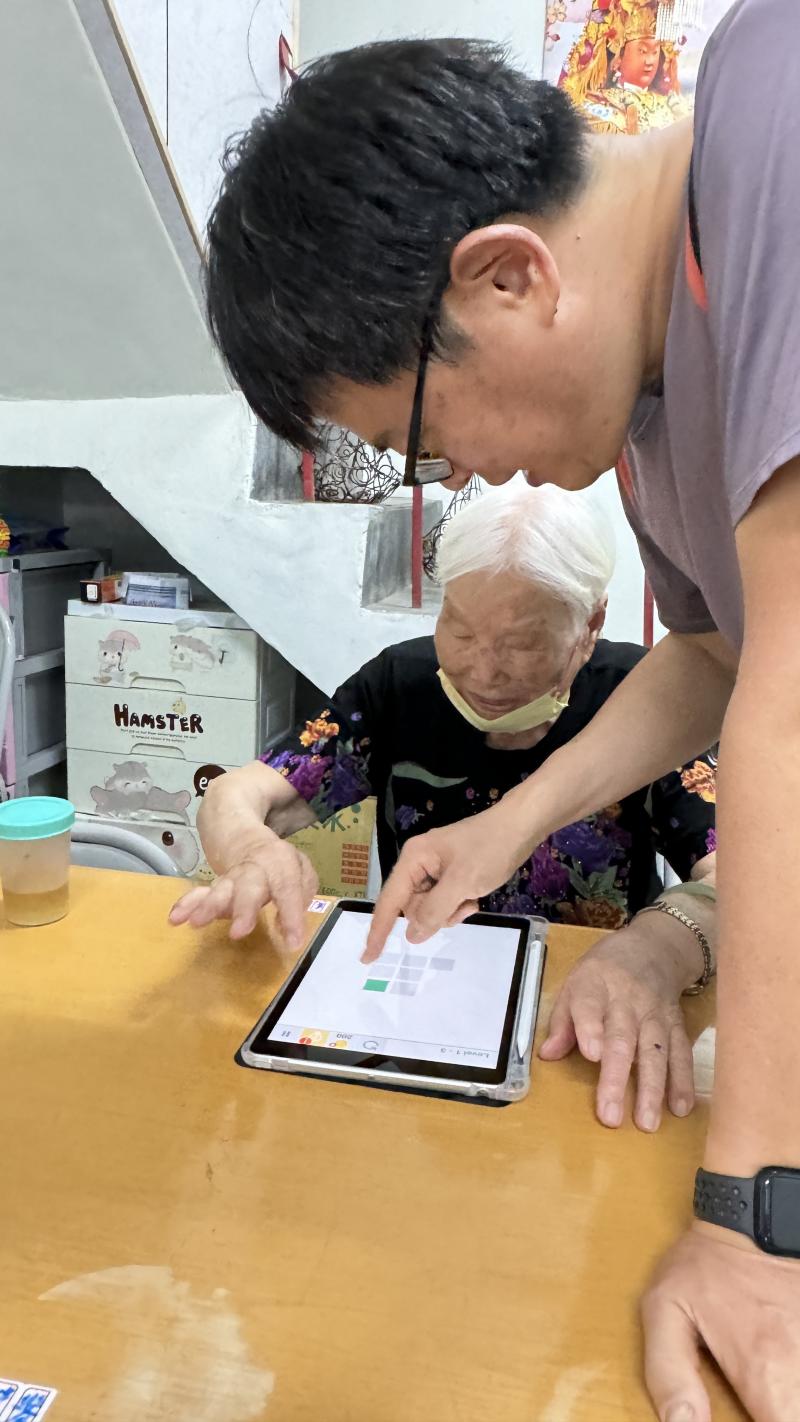 這位93歲婆婆展現了勇氣和學習精神，不僅給人極大的鼓舞，更彰顯了年齡不是阻礙學習的障礙，而是追求知識的起點。