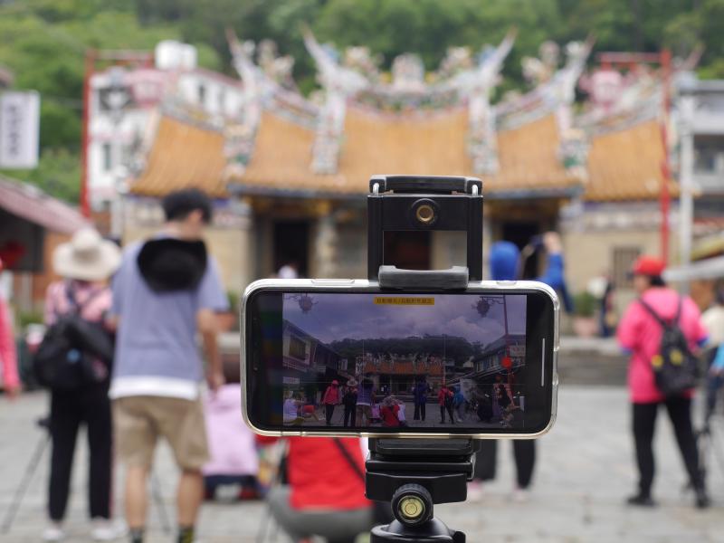 拍攝地點 : 北埔慈天宮
為了更掌握縮時攝影的創意表現方式，北埔 DOC 學員一起跟著講師外拍練習，要從不同角度記錄家鄉時光變化之美