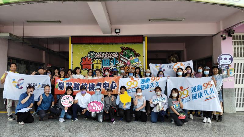 參與人員出發前合影。