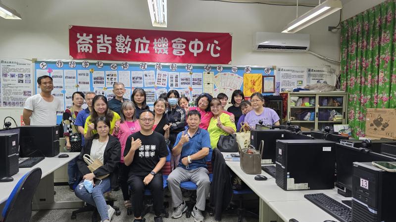 課後學員合影。