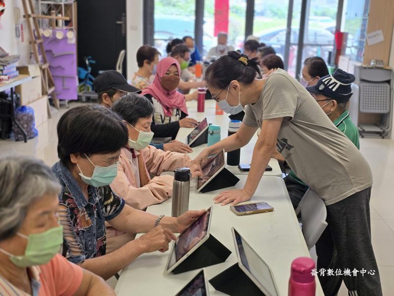 老師操作細節給長者觀看。