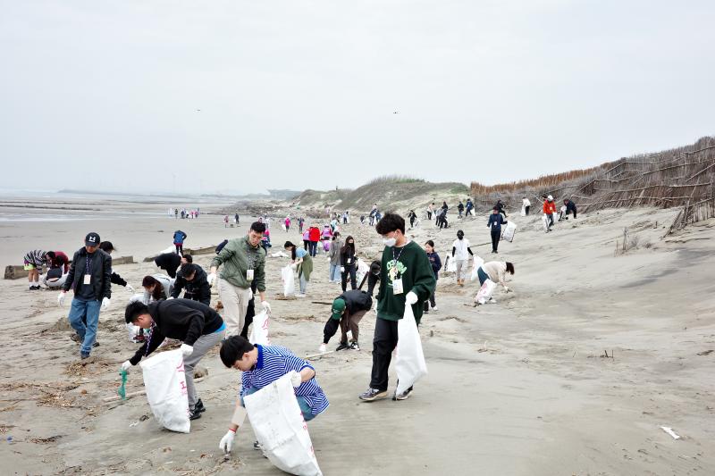 拍攝地點：苑裡出水海岸 / 苑裡 DOC
 
苑裡 DOC 辦理《DOC 志工小旅行》活動，參與志工為清理海洋垃圾埋頭撿拾，認真付出的身影是海岸最美麗的風景。