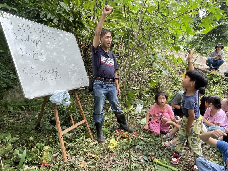 拍攝地點：泰安鄉清安部落 / 泰安 DOC
 
戶外的族語課，孩子們快樂的在山林場域現地學習，認識植物與動物，學習的過程充滿歡樂，也透過直播將這美好的畫面記錄下來，分享山林之美外還能學族語。