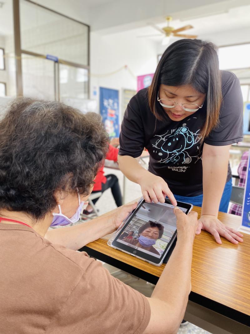 社區的阿嬤學員第一次接觸平板，老師教阿嬤如何應用前置鏡頭自拍。