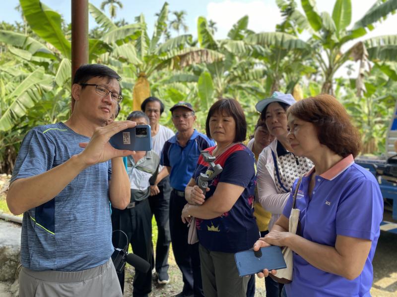 鹿滿ＤＯＣ第一次到白杞社區上課，學員們認真聽講師教導如何運用手機拍攝家鄉文化景點與特色。