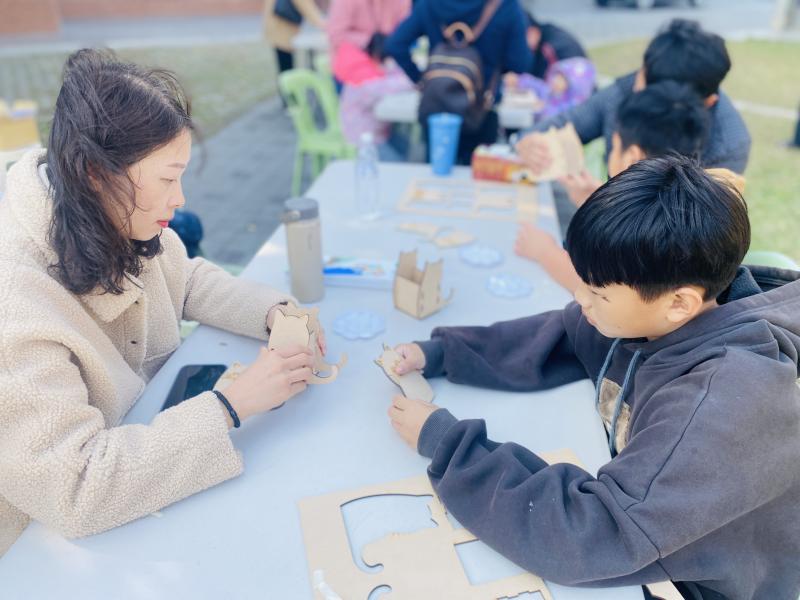 橋頭DOC辦理推廣活動，有設置雷雕DIY體驗攤位，媽媽帶著孩子一起來體驗創意雷雕DIY，一起完成貓咪造型筆筒喔！