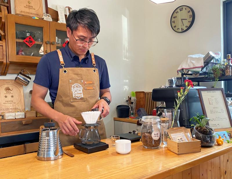 全國零碳咖啡在關山DOC，職人堅持沖泡的步驟與等待，才能品嘗到最單純的簡單。
