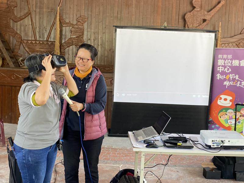 瑞穗DOC講師帶領長者體驗VR眼鏡，身歷其境。