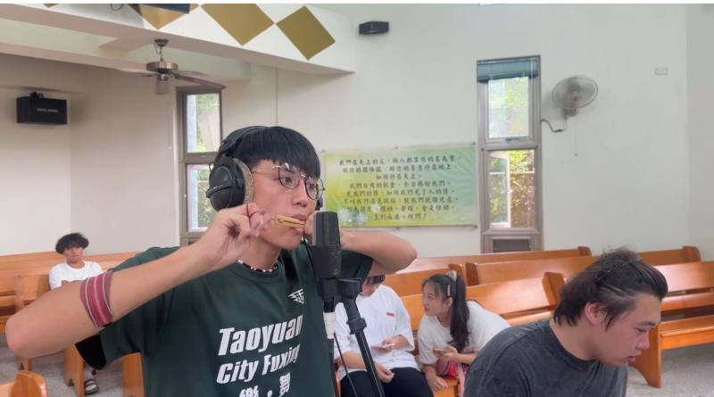 學員在數位音樂創作課程中，使用泰雅族傳統樂器「口簧琴」加入音樂中，讓傳統與新興科技結合。