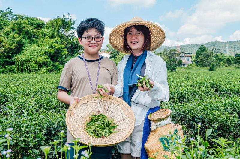 當一日茶農的志工，開心展示成果。