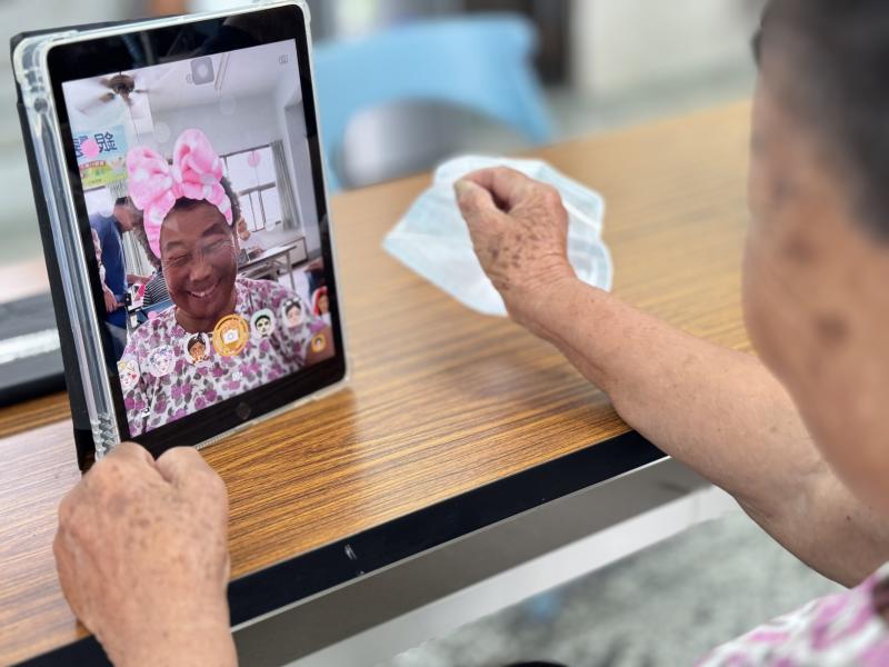 90歲學員玩特效拍攝。