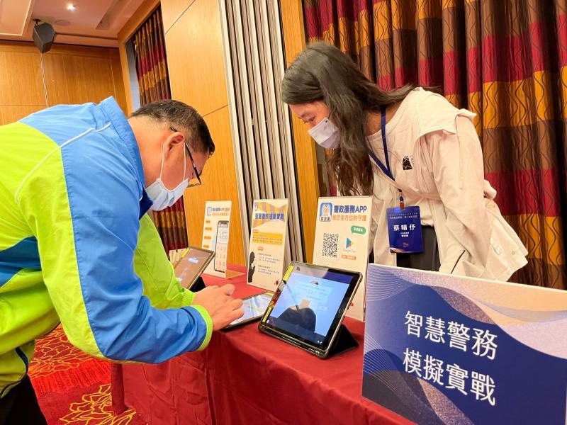 有別於傳統的宣導方式，將警政服務APP的操作流程設計成一場有趣的解謎遊戲，讓參與者在遊戲中主動探索警政服務APP的功能。參加者將化身為見習警探，透過操作警政服務APP，報案、查詢、尋人等功能，一步步深入案件核心，破解謎題。透過精心設計的遊戲