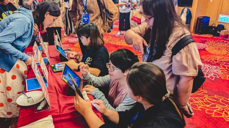 遊戲現場熱鬧非凡氣氛活躍，參與者們根據螢幕上的提示，一步步解開謎題。遊戲設計不僅提升了民眾對警政服務APP的認知度，更讓大家了解到APP在生活中的重要性。許多人都表示，以前對警政服務APP的功能不太了解，玩完解謎遊戲後，才發現原來APP可以