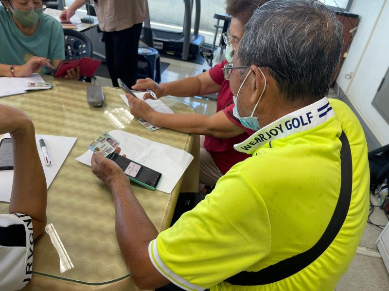 地點: 旗津醫院
虛擬健保卡課程介紹如何使用手機應用程序生成和管理健保卡，包括APP功能、資料保護、醫療機構使用流程，以及解決常見問題。
學員實際操作，熟悉虛擬健保卡的便利性與安全性。