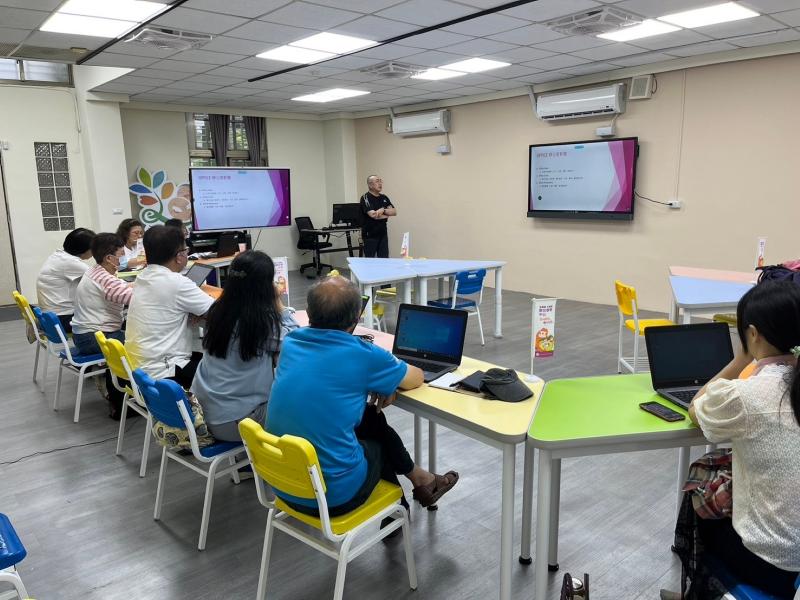 五結DOC於4月份開設【辦公室文書達人】課程，學員們都十分認真聽講，老師講授的PPT製作的技巧，能使工作效率大大提高，做出更加精美的簡報。