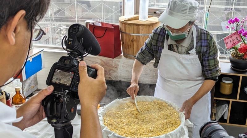 老闆娘關德安製作天貝的過程。