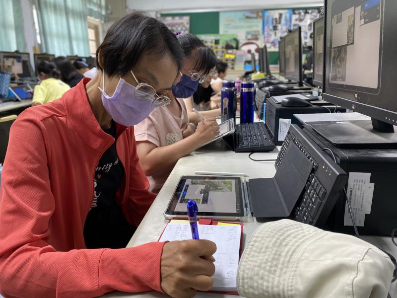 學員跟著老師教學一步一步嘗試電繪畫圖