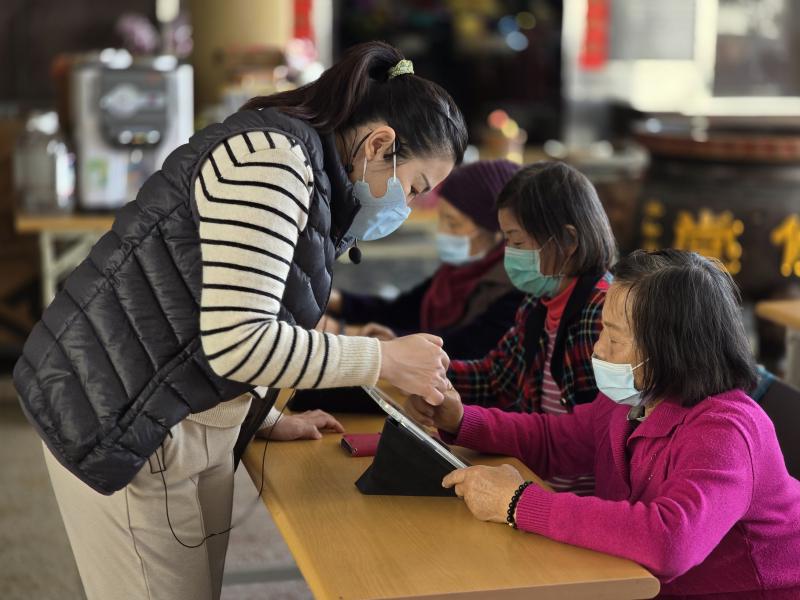 老師指導學員查證真假新聞的方式。