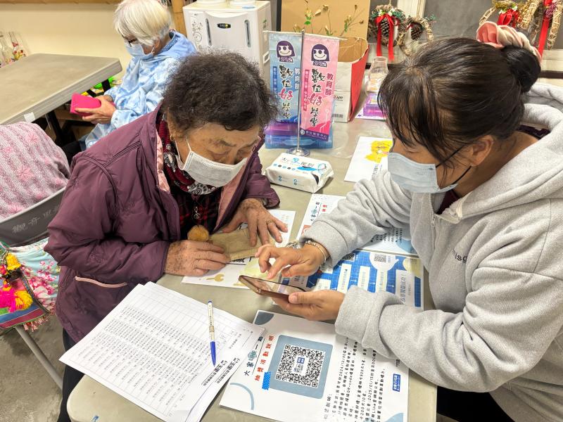 照片中顯示玉里數位機會中心執行秘書為民眾諮詢，協助推動到據點辦理行動諮詢服務也是數位機會中心業務之一。