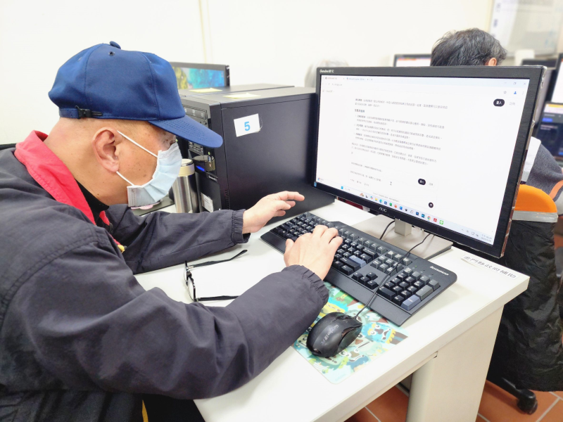 與ChatGPT對話，學員輸入提問詞來讓AI生成文字