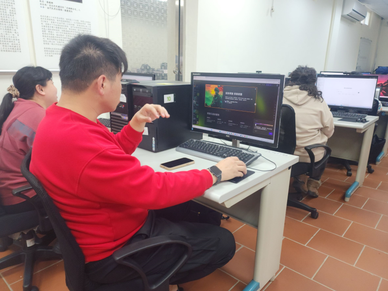 學員運用課堂所學，透過AI生成了一份圖文並茂的「新兵招募」數位行銷簡報