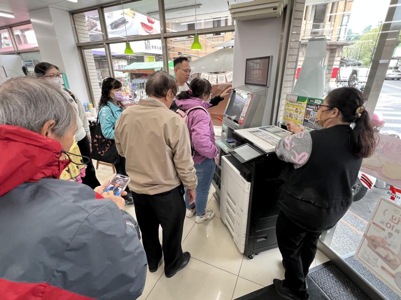 上課日期:114年3月
上課地點:旗山DOC教室
上課內容:教導學員作品完成後，如何利用便利商店的影印機，將作品印出來