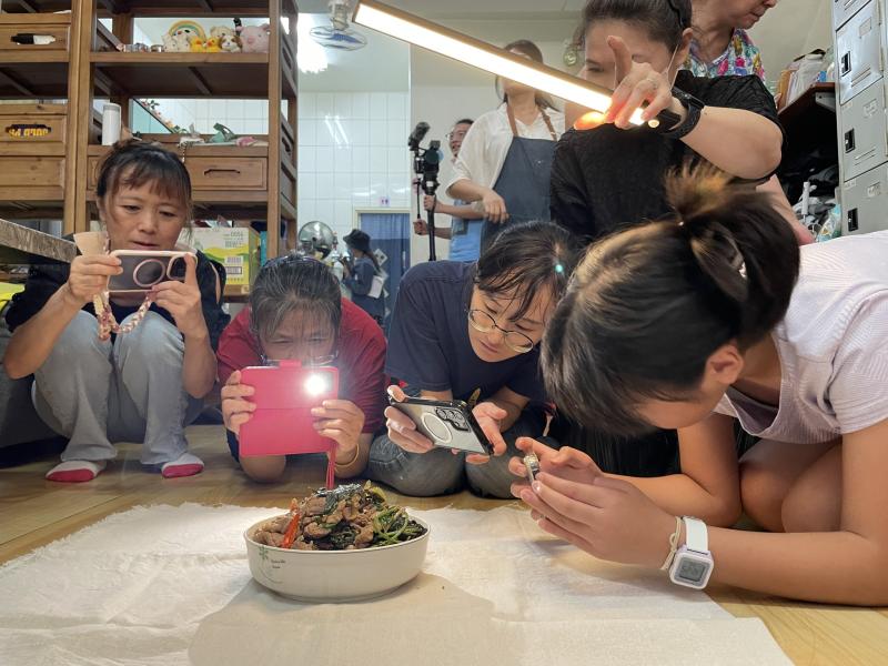 學員拍下食物的美照。