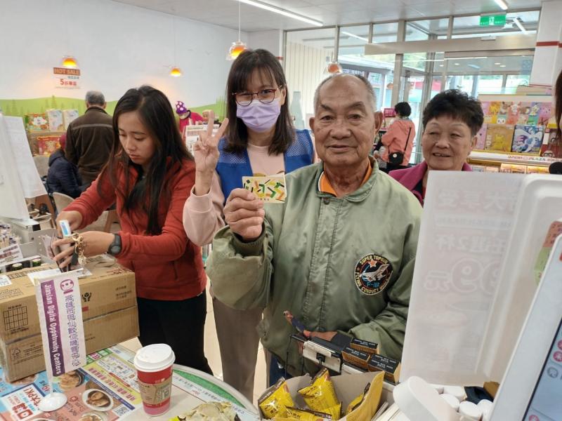 時間：114/03/26
地點：甲仙區大田里
活動內容：帶著阿公到附近的7-11消費，阿公說第一次知道他的敬老卡也可以儲值跟買東西。這時阿公就像老小孩一樣，去找出他想吃的零食來付錢呢!