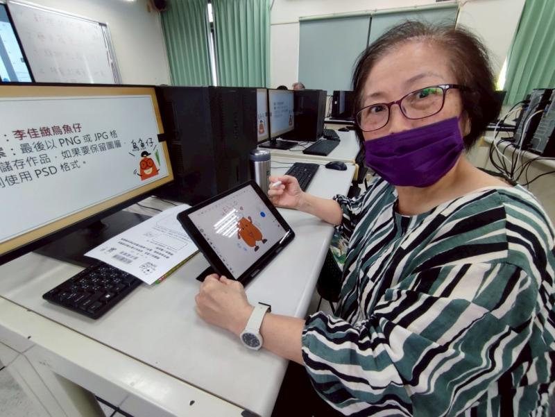 時間：114/03/26
地點：茄萣區DOC教室
活動內容：藉由平板繪畫，阿嬤認真將茄萣的特產-烏魚子描繪出來。