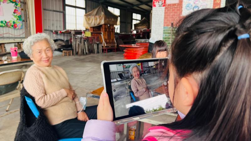 時間：114/03/04
地點：燕巢區捆牛湖社區
活動內容：藉由祖孫共學數位課程，拉近祖孫親子間的距離。