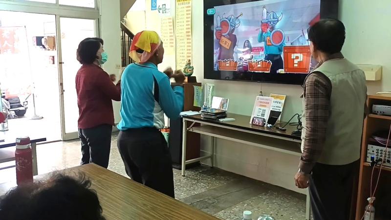 時間：114/03/19
地點：燕巢區南燕里
活動內容：藉由平板下載的APP讓長輩也可以化身數位戰士，在數位世界進行對抗賽，學員們都卯足全力呢!